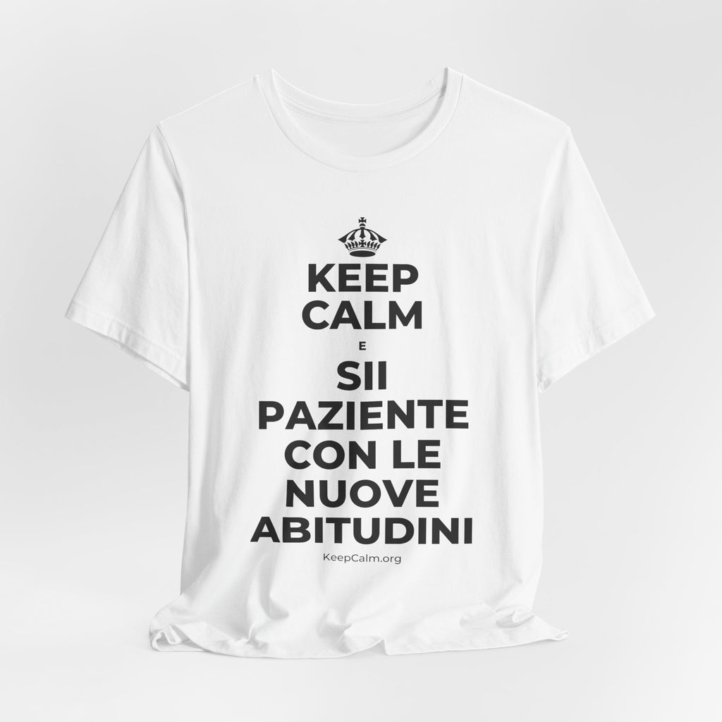 KEEP CALM E SII PAZIENTE CON LE NUOVE ABITUDINI T-Shirt (White–Asphalt)