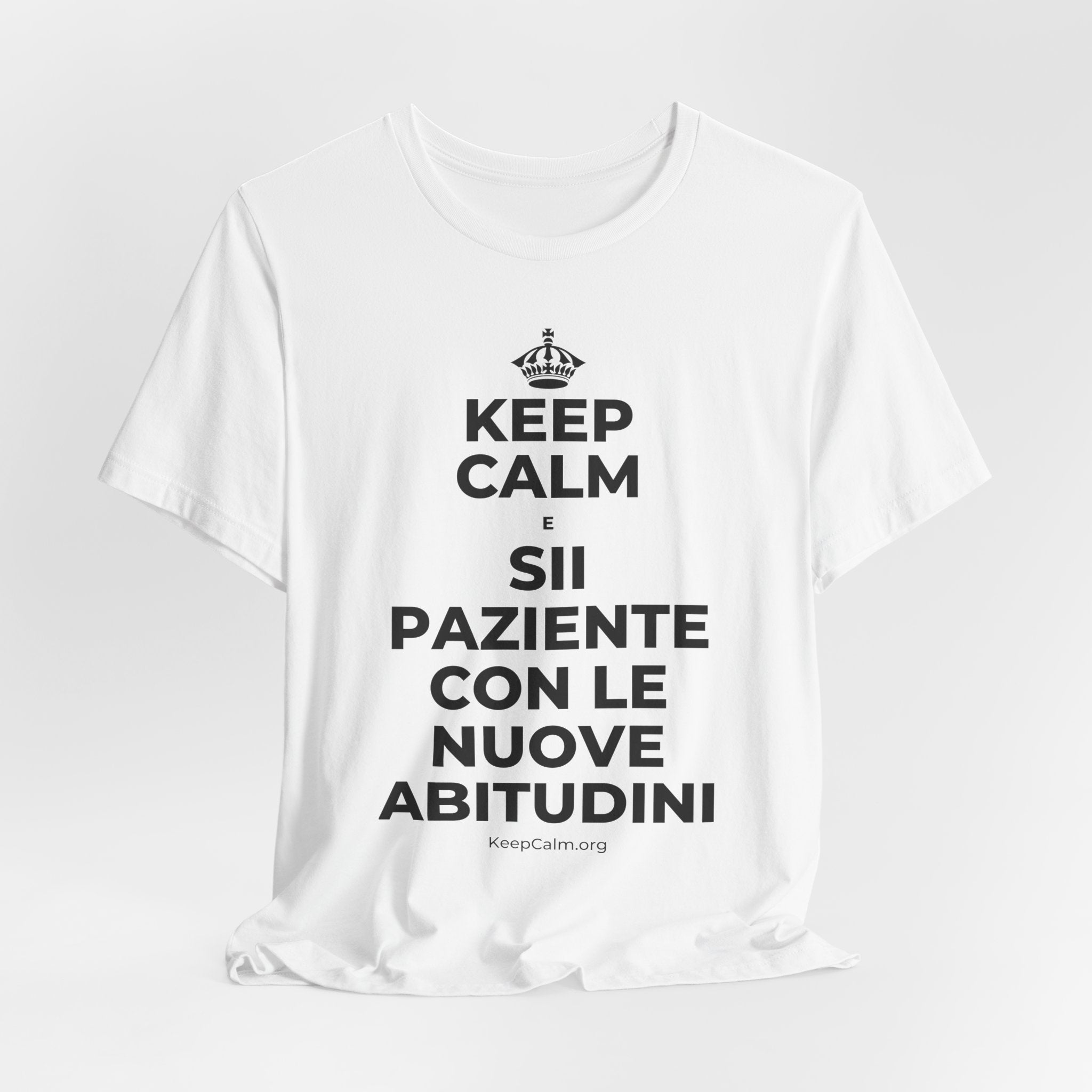 KEEP CALM E SII PAZIENTE CON LE NUOVE ABITUDINI T-Shirt (White–Asphalt)