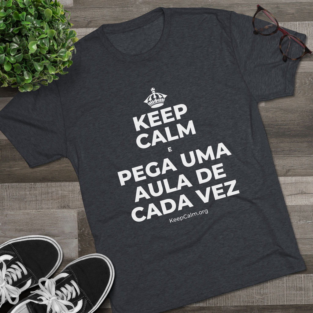 KEEP CALM E PEGA UMA AULA DE CADA VEZ Tri-Blend Tee