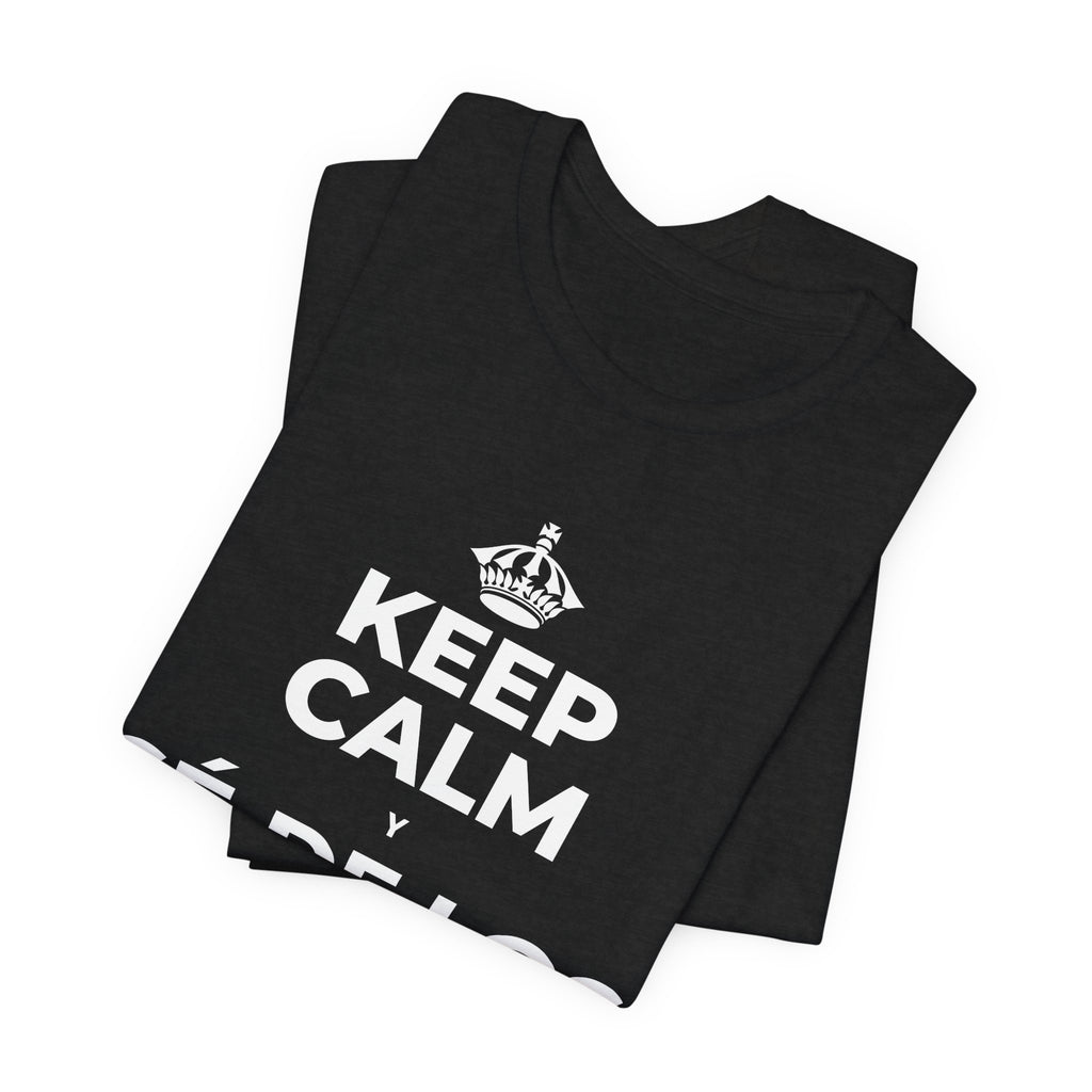KEEP CALM Y SÉ DE LOS QUE AYUDAN T-Shirt (White–Asphalt)