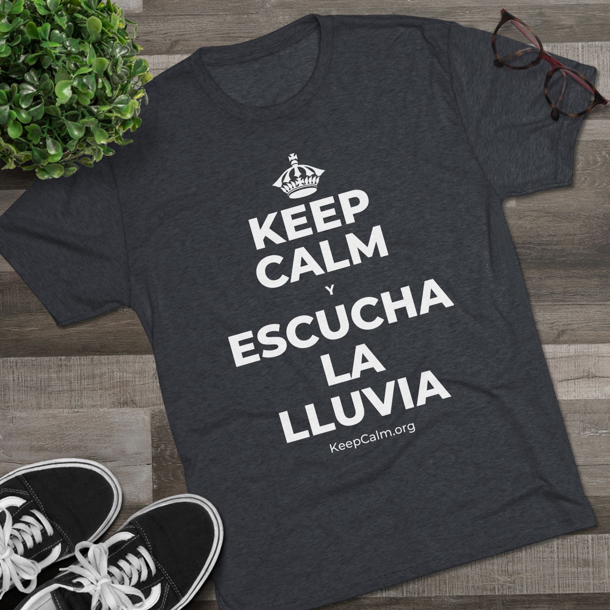 KEEP CALM Y ESCUCHA LA LLUVIA Tri-Blend Tee