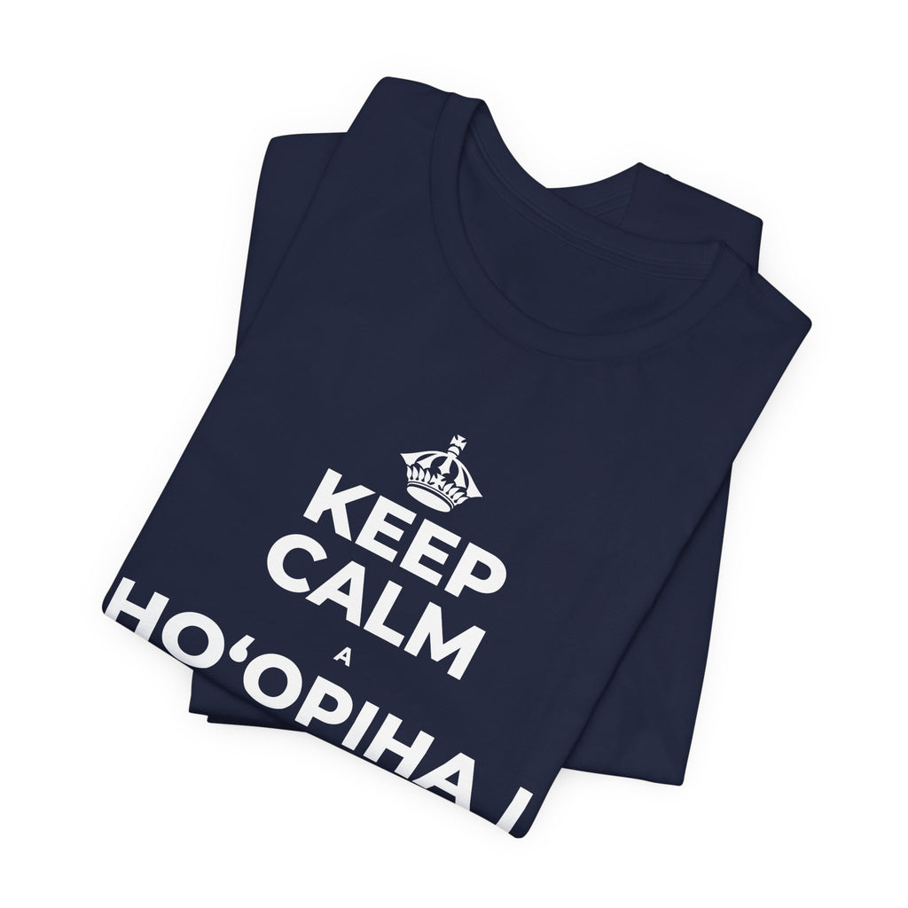 KEEP CALM A HOʻOPIHA I KOU KĪʻAHA ME KE ALOHA T-Shirt (White–Asphalt)