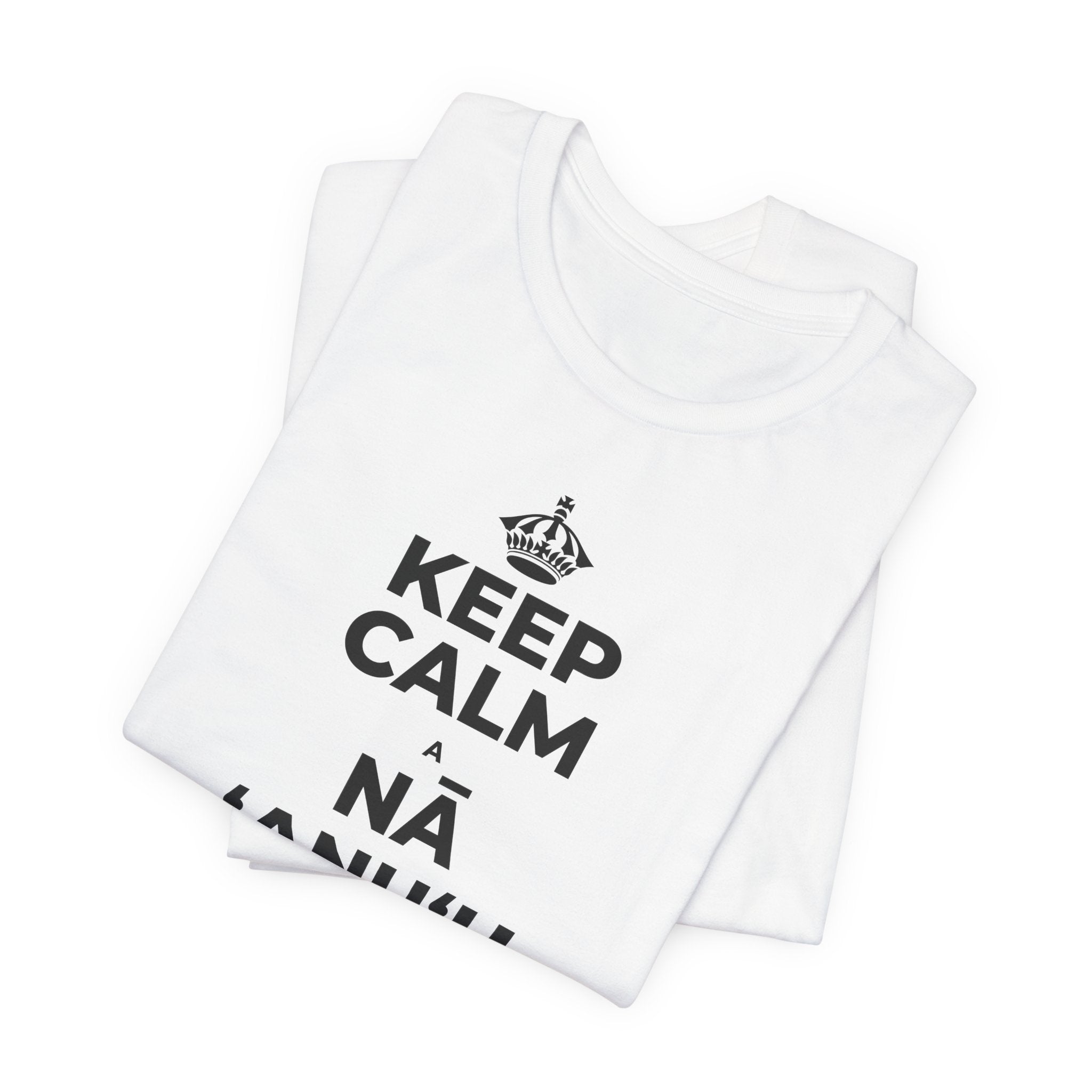 KEEP CALM A NĀ ʻANUʻU LIʻILIʻI, MAKAHIKI NUI T-Shirt (White–Asphalt)