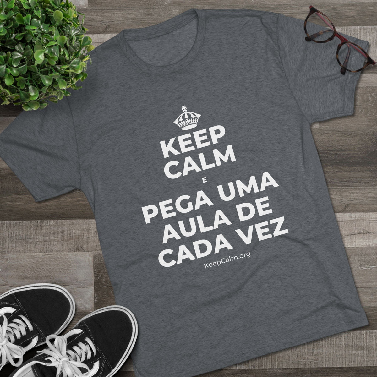 KEEP CALM E PEGA UMA AULA DE CADA VEZ Tri-Blend Tee