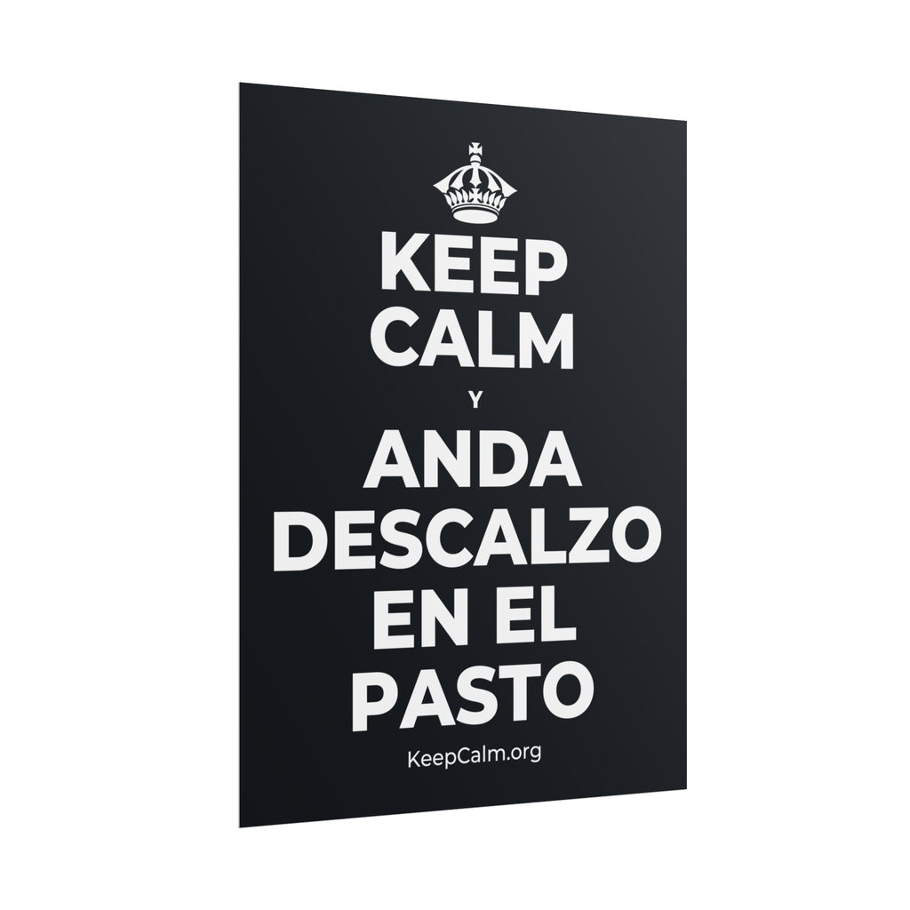 KEEP CALM Y ANDA DESCALZO EN EL PASTO Poster (Dark)