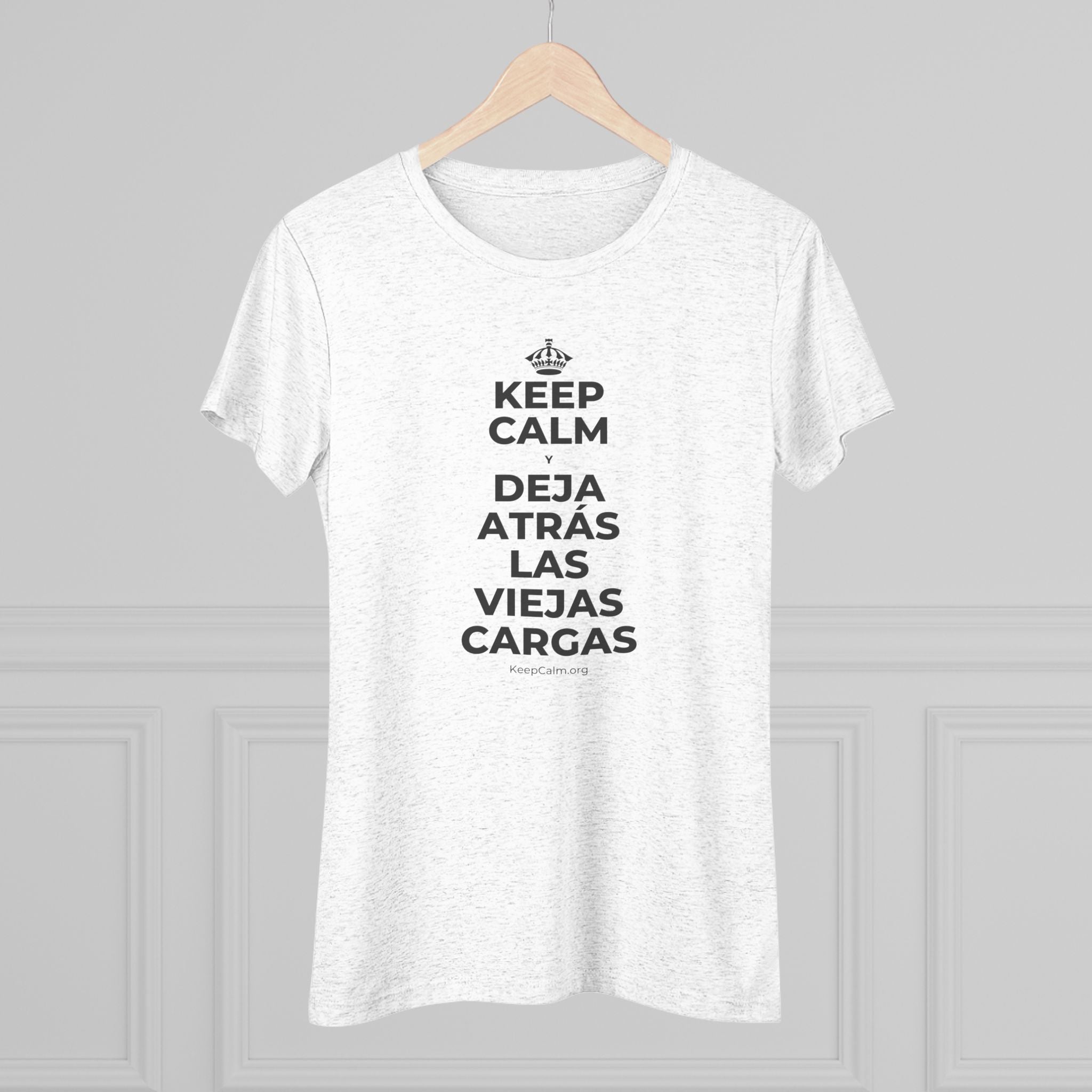KEEP CALM Y DEJA ATRÁS LAS VIEJAS CARGAS Women's Tri-Blend Tee