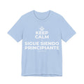 KEEP CALM Y SIGUE SIENDO PRINCIPIANTE T-Shirt (Baby Blue–Silver)