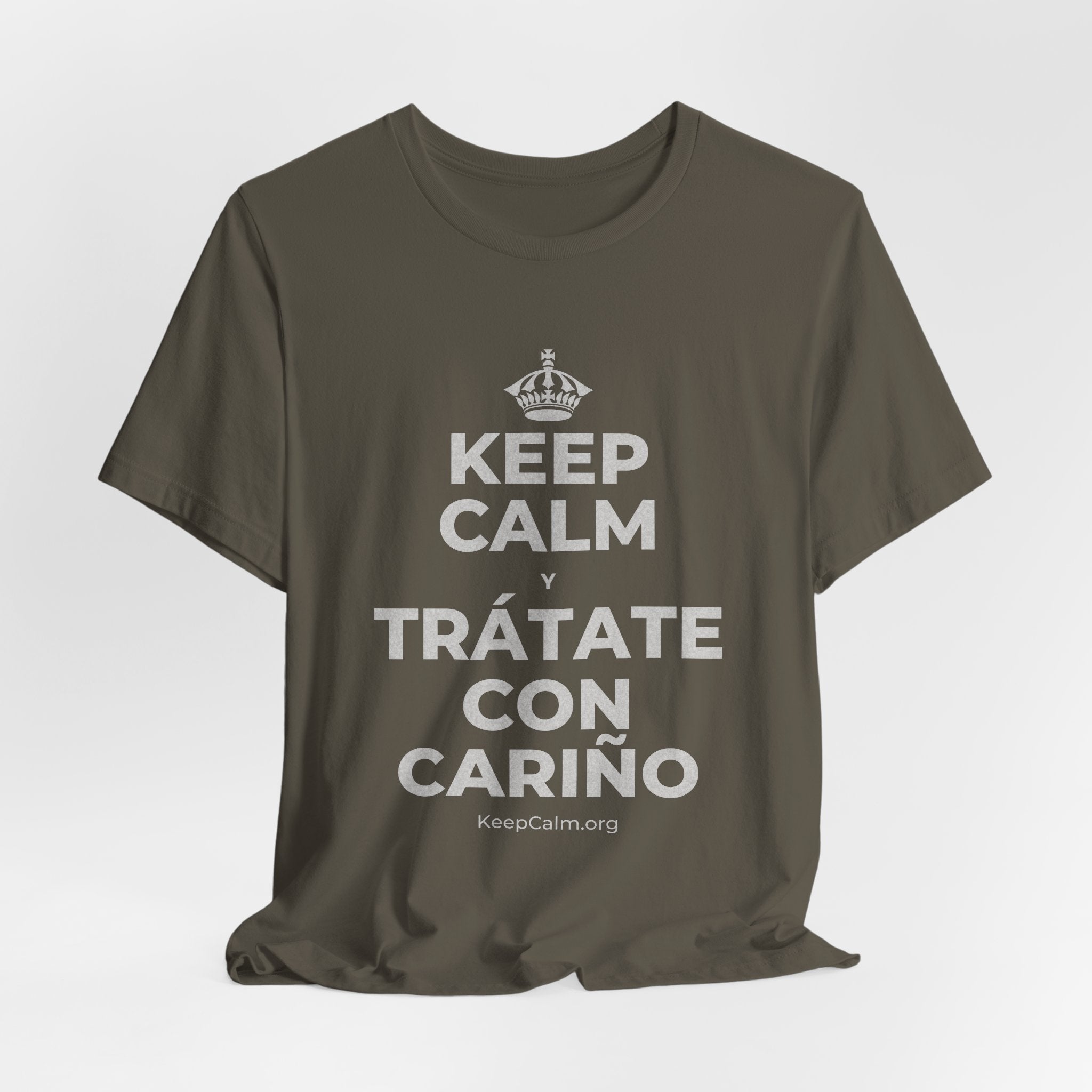 KEEP CALM Y TRÁTATE CON CARIÑO T-Shirt (White–Asphalt)
