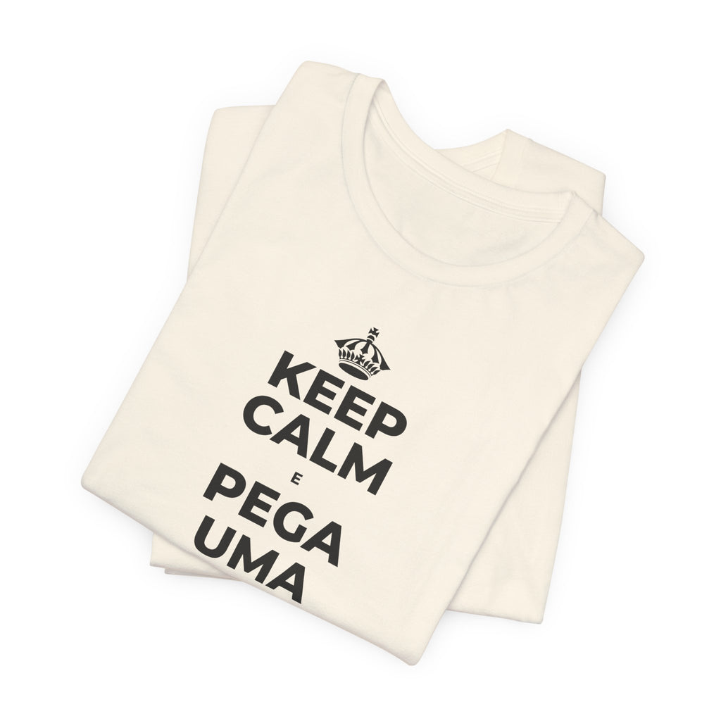KEEP CALM E PEGA UMA AULA DE CADA VEZ T-Shirt (White–Asphalt)