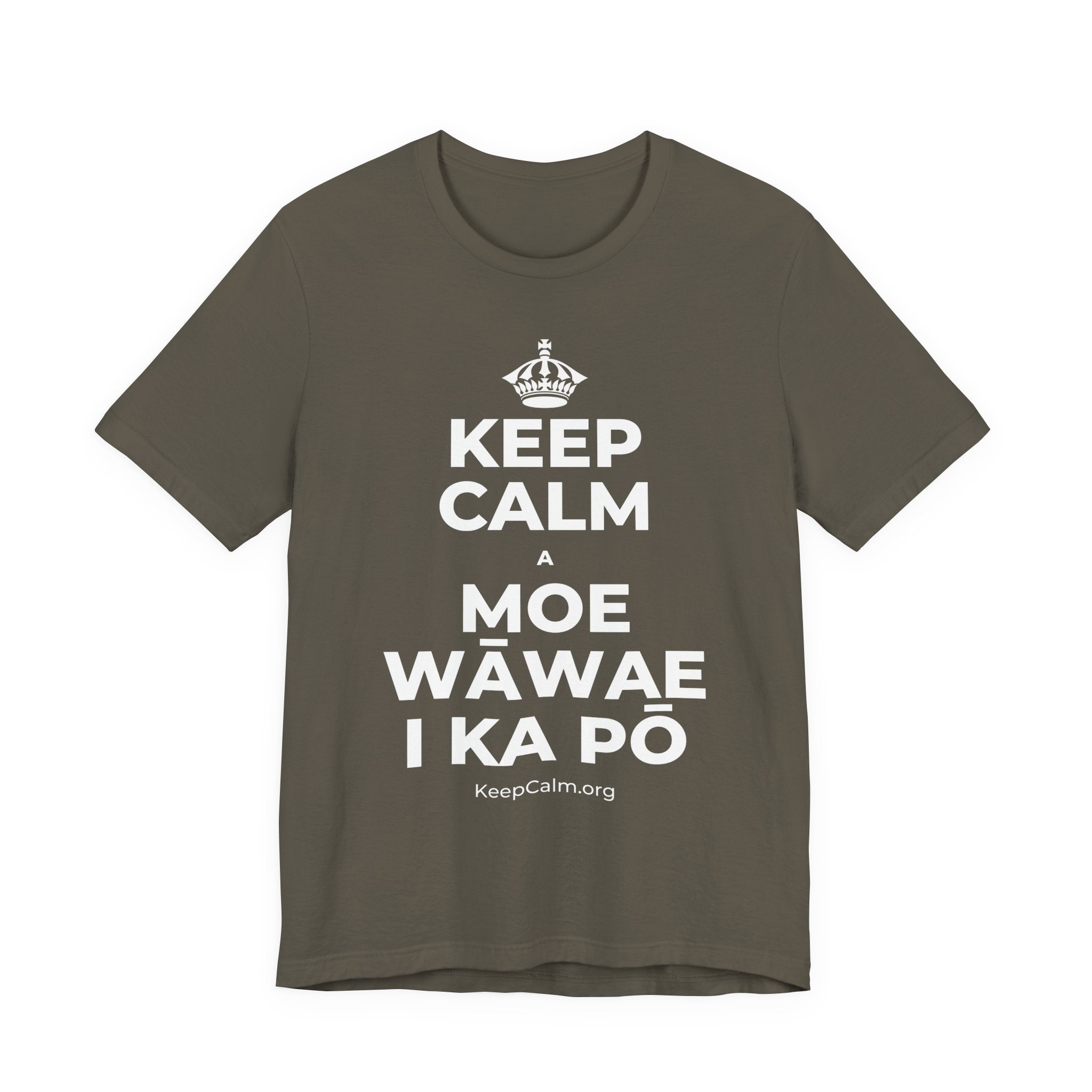 KEEP CALM A MOE WĀWAE I KA PŌ T-Shirt (White–Asphalt)