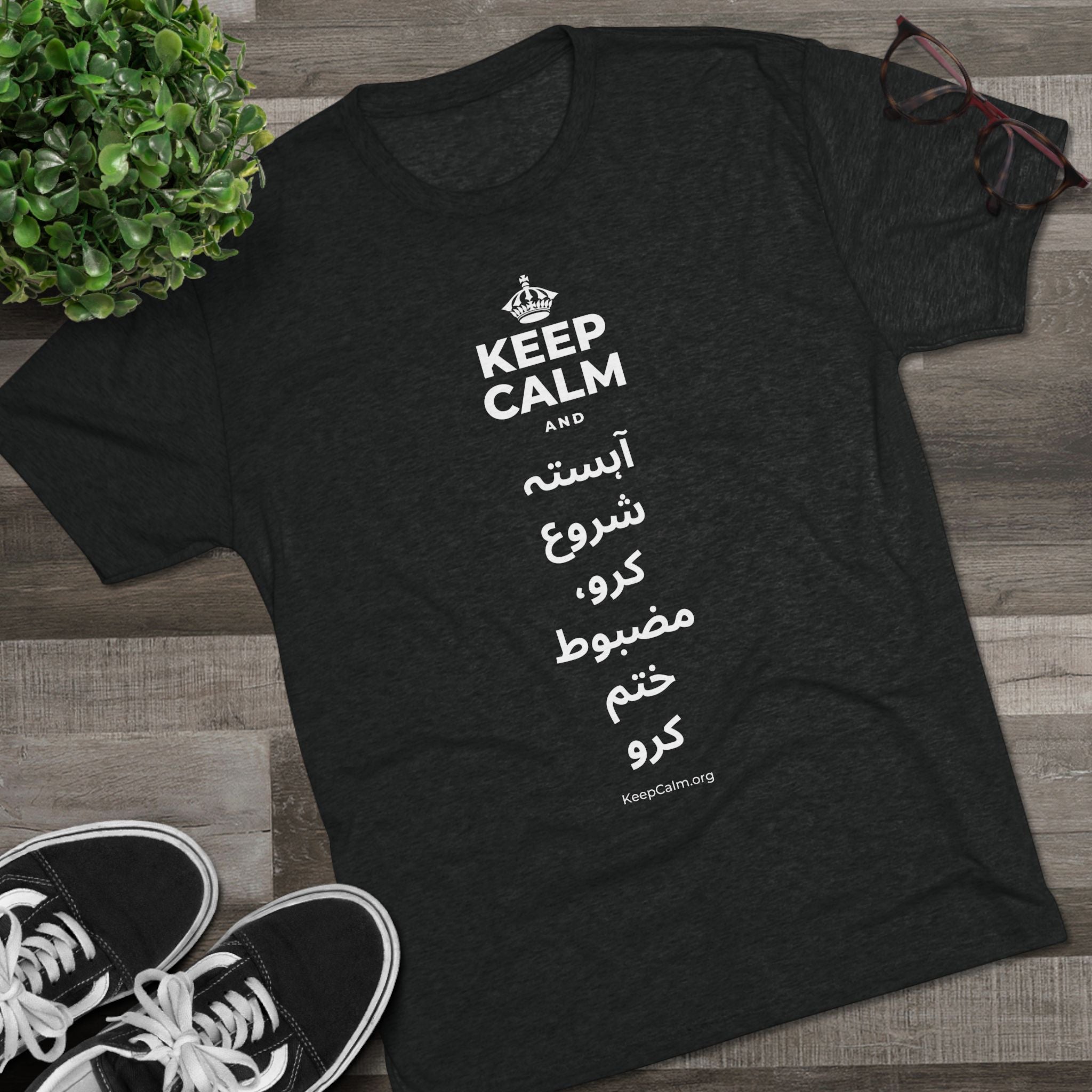 KEEP CALM AND آہستہ شروع کرو، مضبوط ختم کرو Tri-Blend Tee