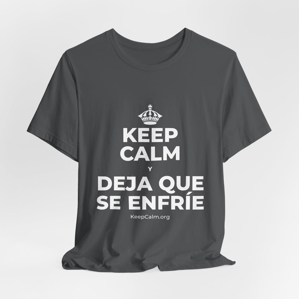 KEEP CALM Y DEJA QUE SE ENFRÍE T-Shirt (White–Asphalt)