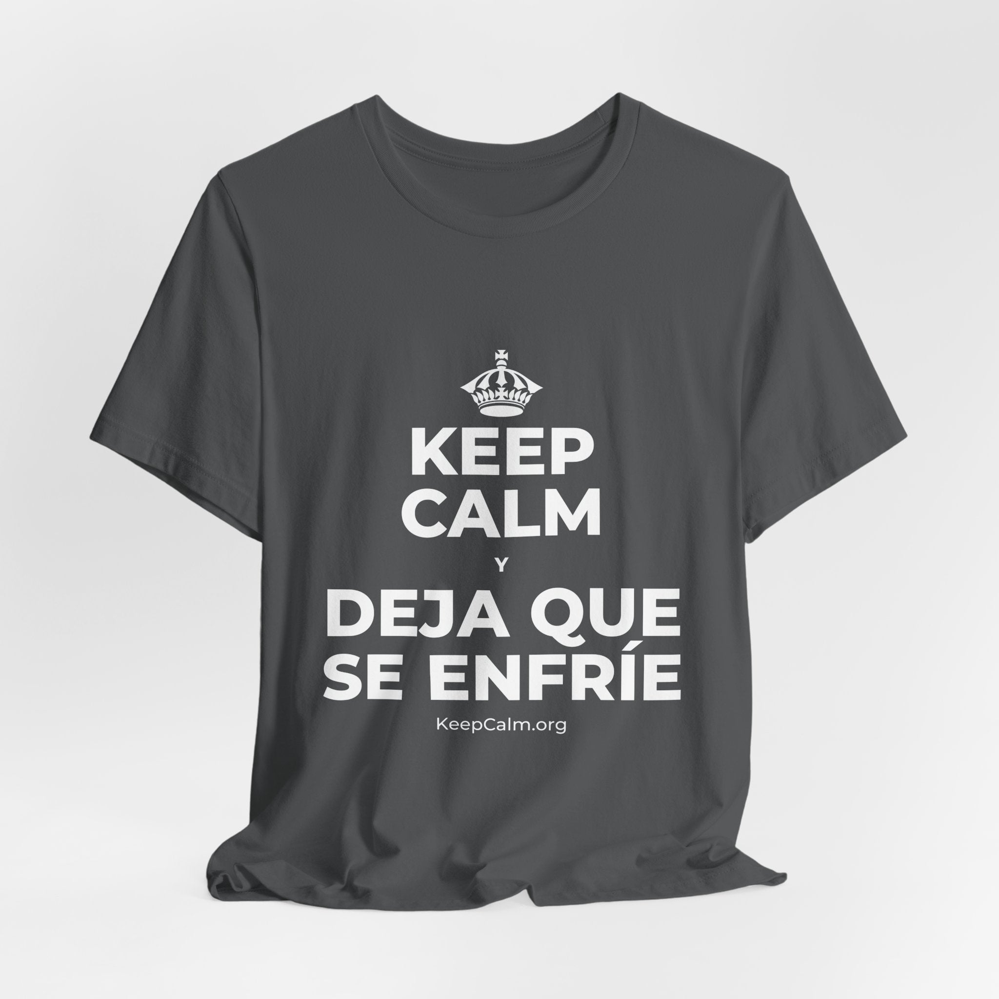 KEEP CALM Y DEJA QUE SE ENFRÍE T-Shirt (White–Asphalt)