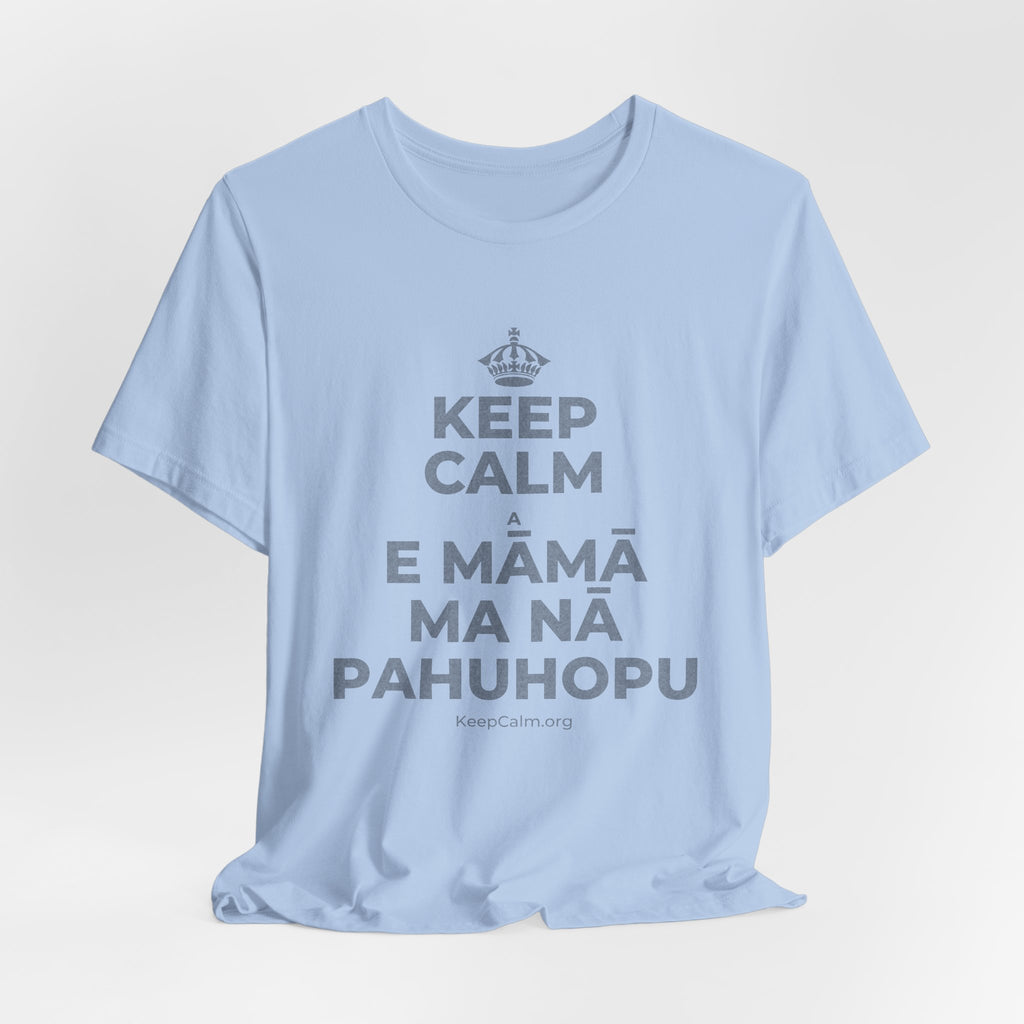 KEEP CALM A E MĀMĀ MA NĀ PAHUHOPU T-Shirt (Baby Blue–Silver)