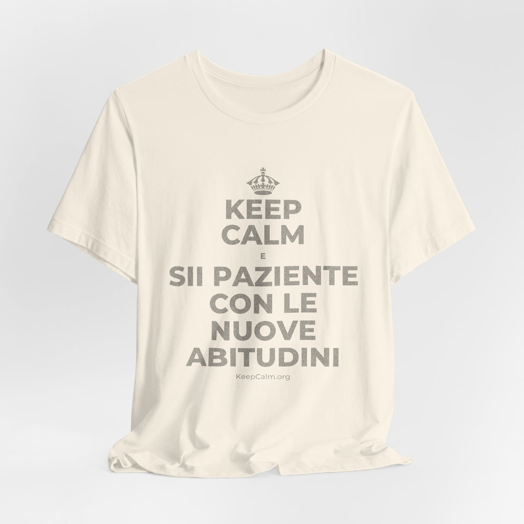 KEEP CALM E SII PAZIENTE CON LE NUOVE ABITUDINI T-Shirt (White–Asphalt)