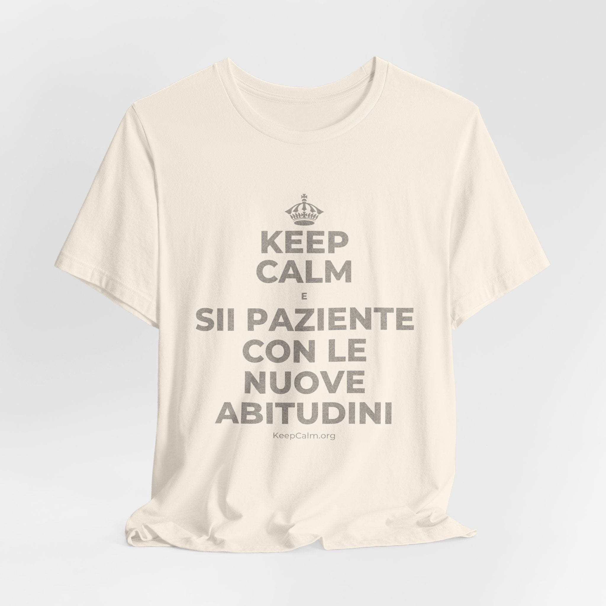 KEEP CALM E SII PAZIENTE CON LE NUOVE ABITUDINI T-Shirt (White–Asphalt)