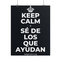 KEEP CALM Y SÉ DE LOS QUE AYUDAN Poster (Dark)