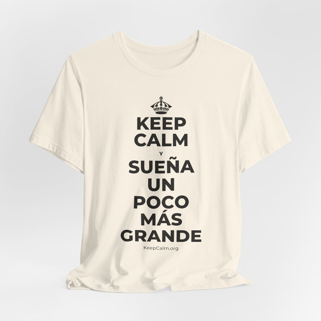 KEEP CALM Y SUEÑA UN POCO MÁS GRANDE T-Shirt (White–Asphalt)