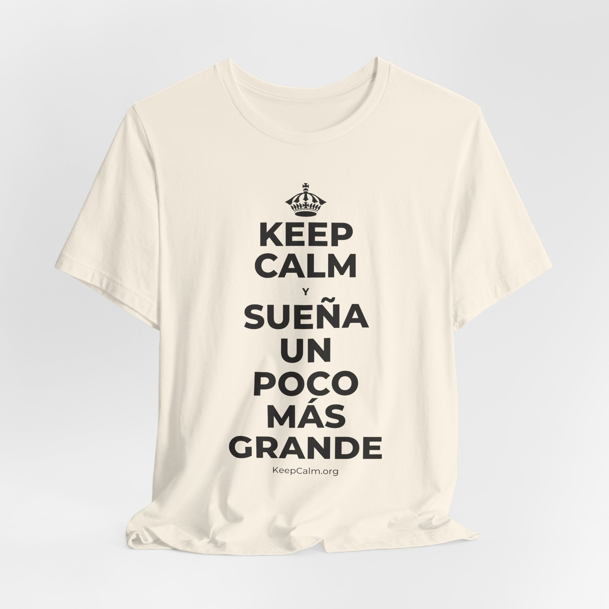 KEEP CALM Y SUEÑA UN POCO MÁS GRANDE T-Shirt (White–Asphalt)