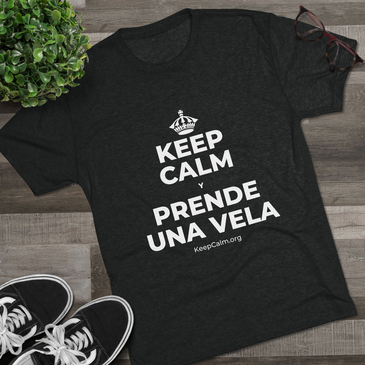 KEEP CALM Y PRENDE UNA VELA Tri-Blend Tee