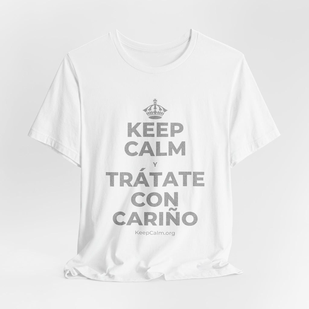 KEEP CALM Y TRÁTATE CON CARIÑO T-Shirt (White–Asphalt)