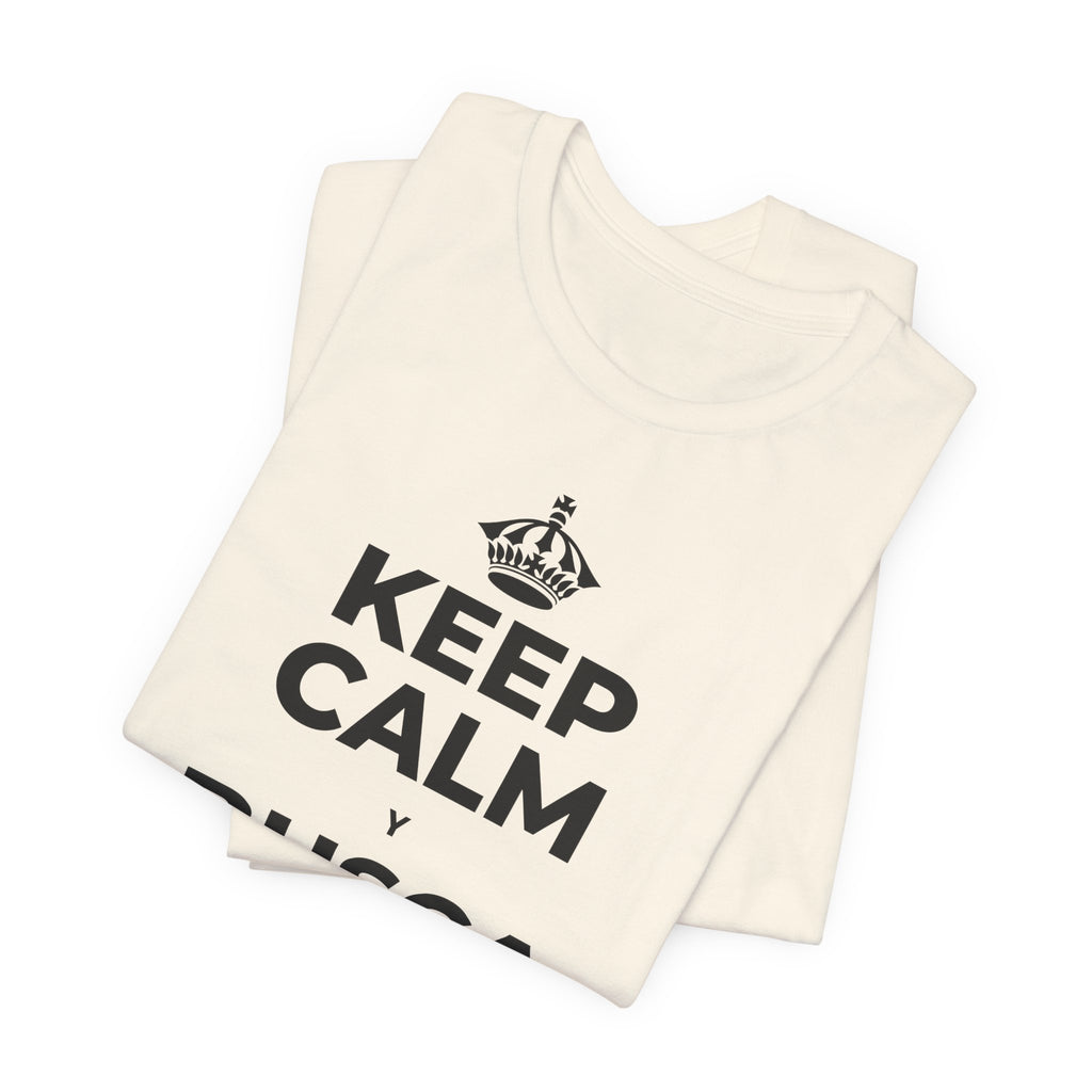 KEEP CALM Y BUSCA A ALGUIEN T-Shirt (White–Asphalt)