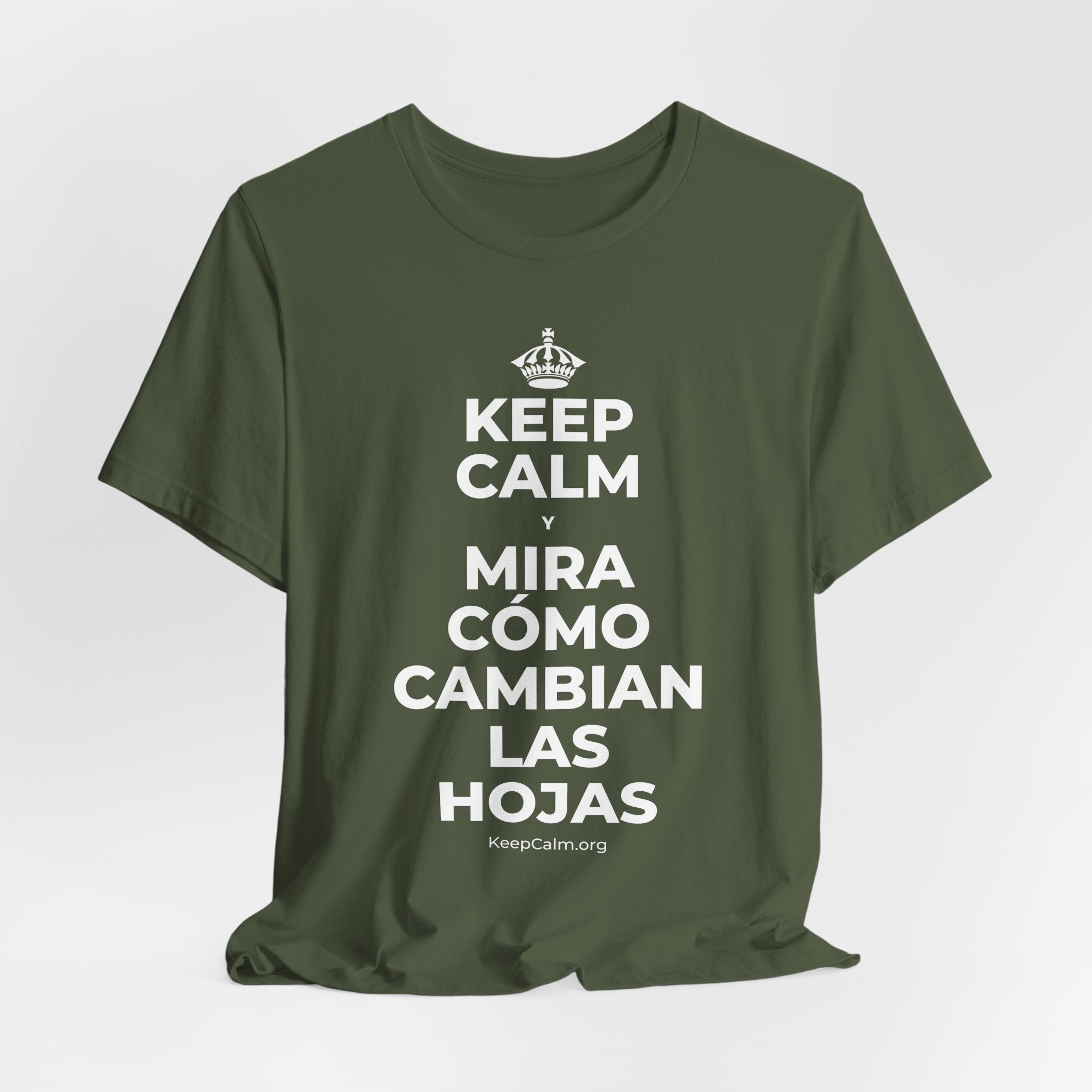 KEEP CALM Y MIRA CÓMO CAMBIAN LAS HOJAS T-Shirt (Military Green–Autumn)