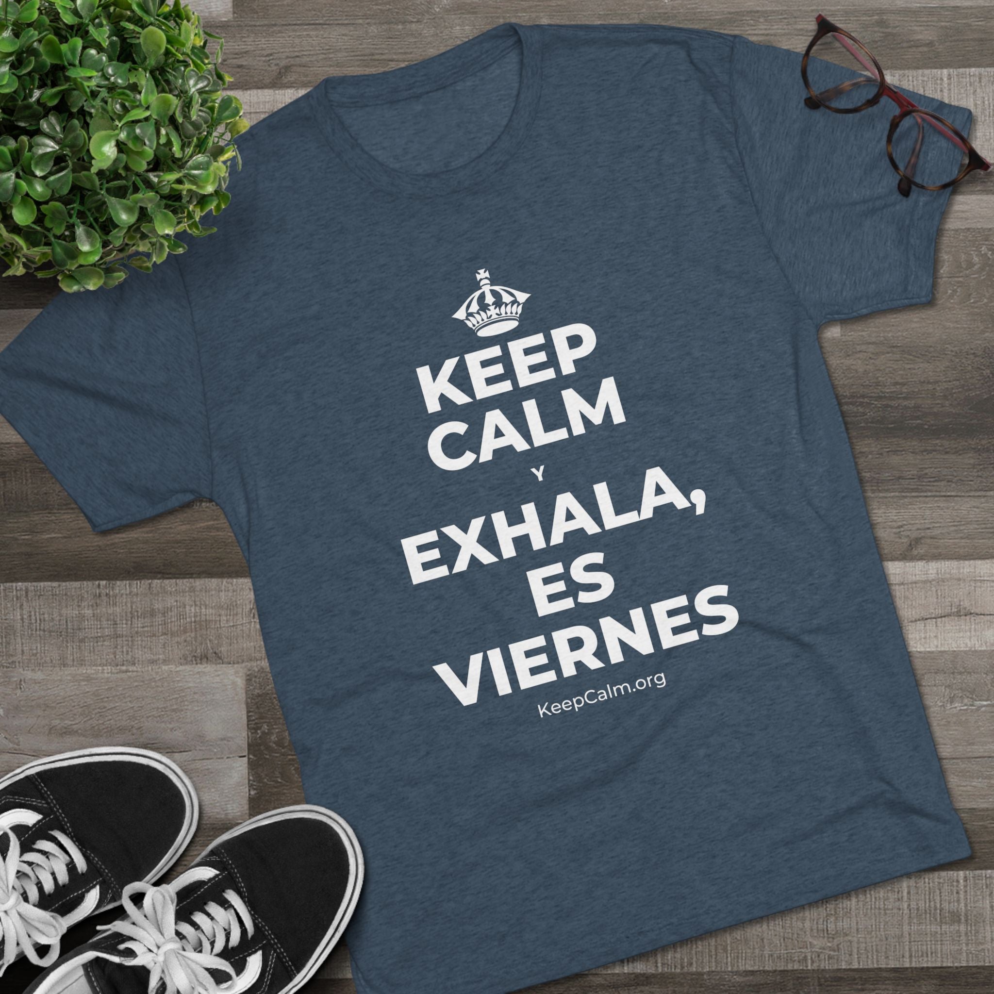 KEEP CALM Y EXHALA, ES VIERNES Tri-Blend Tee