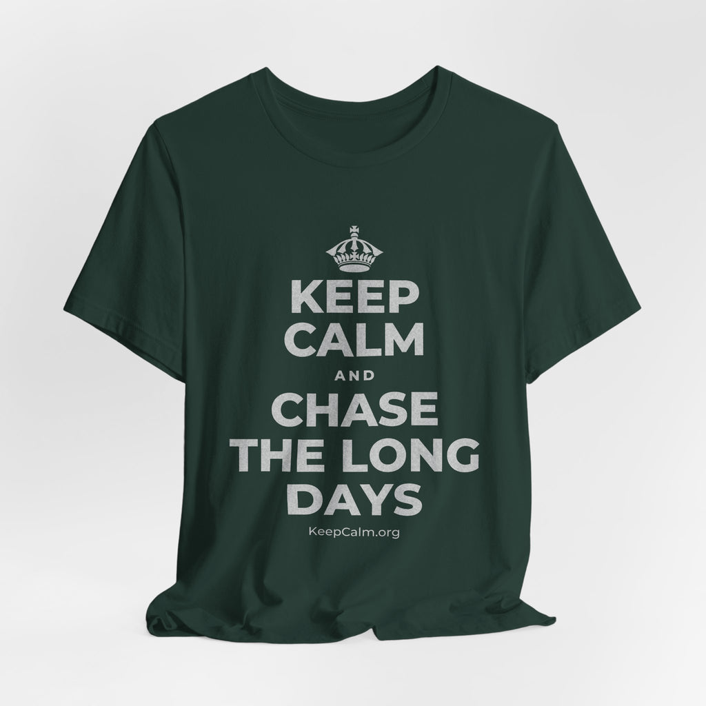 KEEP CALM AND CHASE THE LONG DAYS T-Shirt (White–Asphalt)