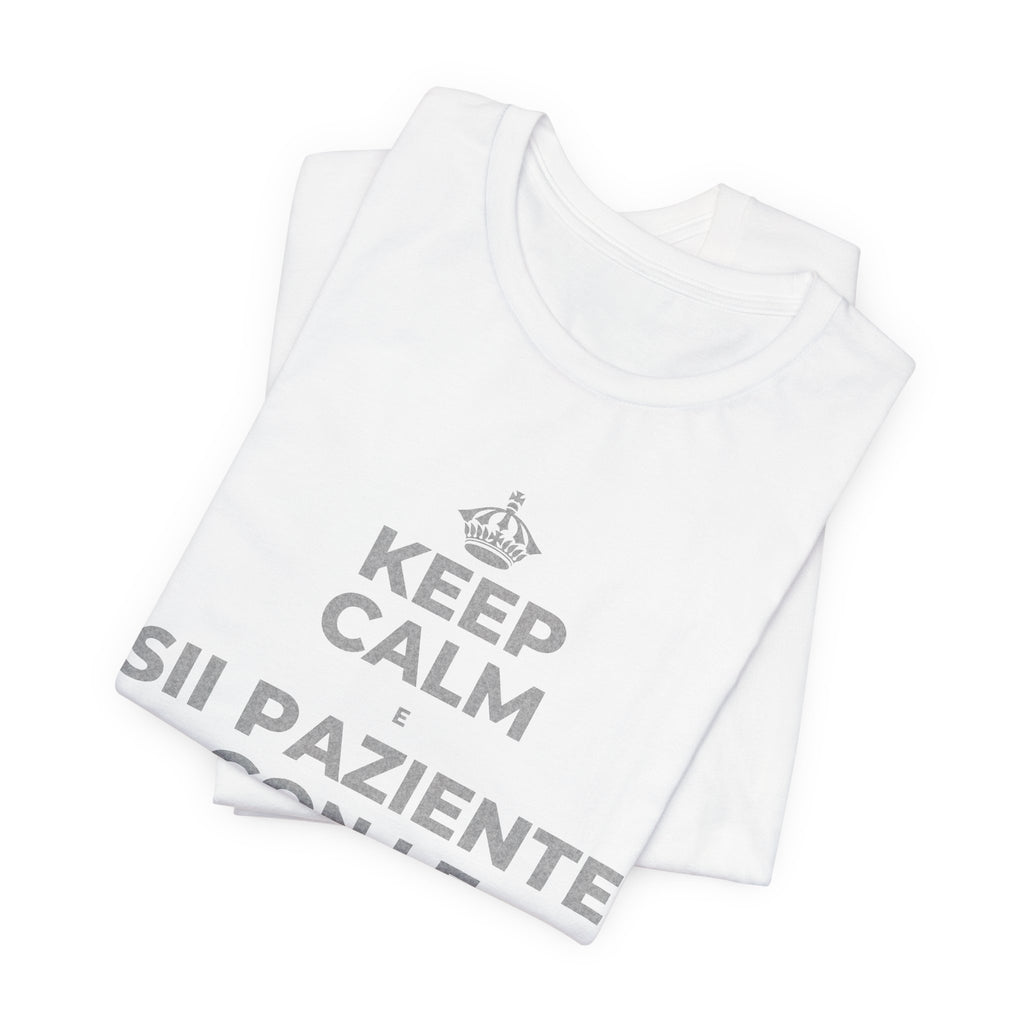KEEP CALM E SII PAZIENTE CON LE NUOVE ABITUDINI T-Shirt (White–Asphalt)