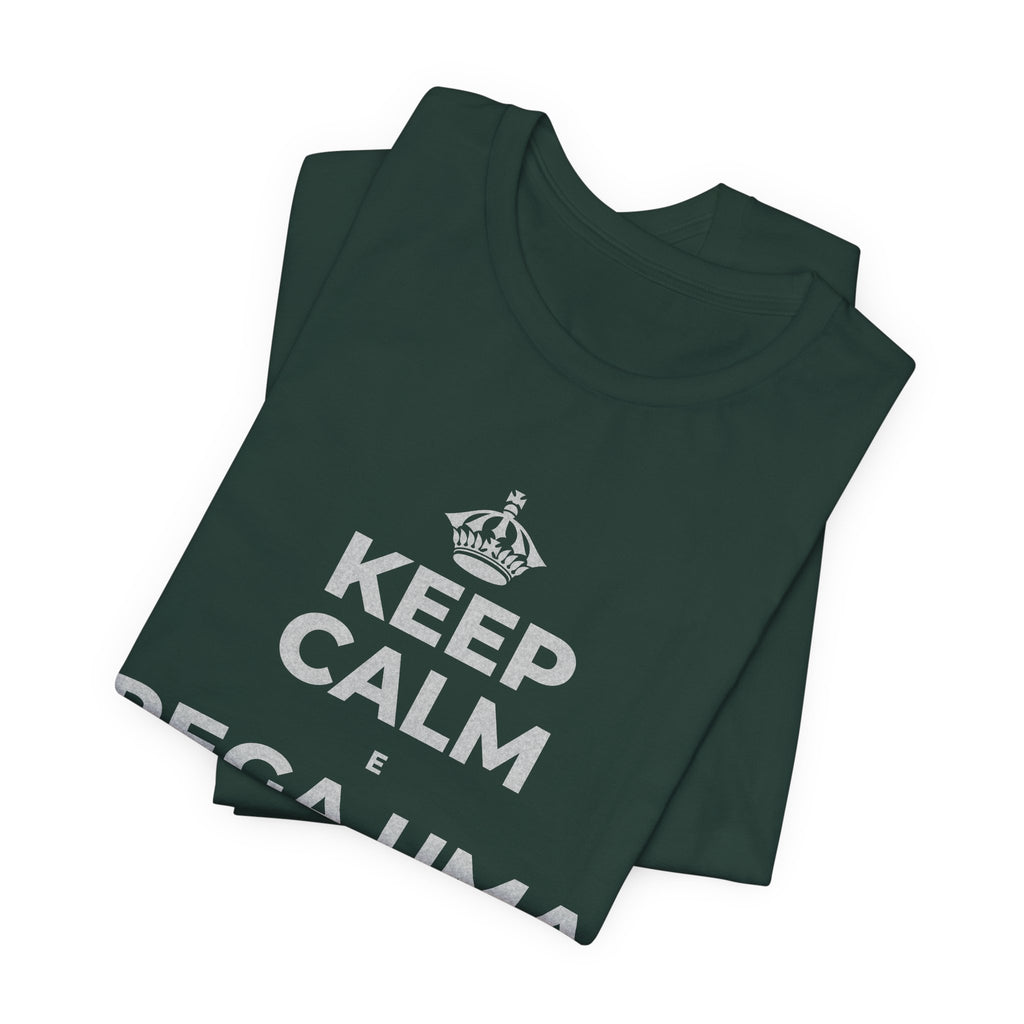 KEEP CALM E PEGA UMA AULA DE CADA VEZ T-Shirt (White–Asphalt)