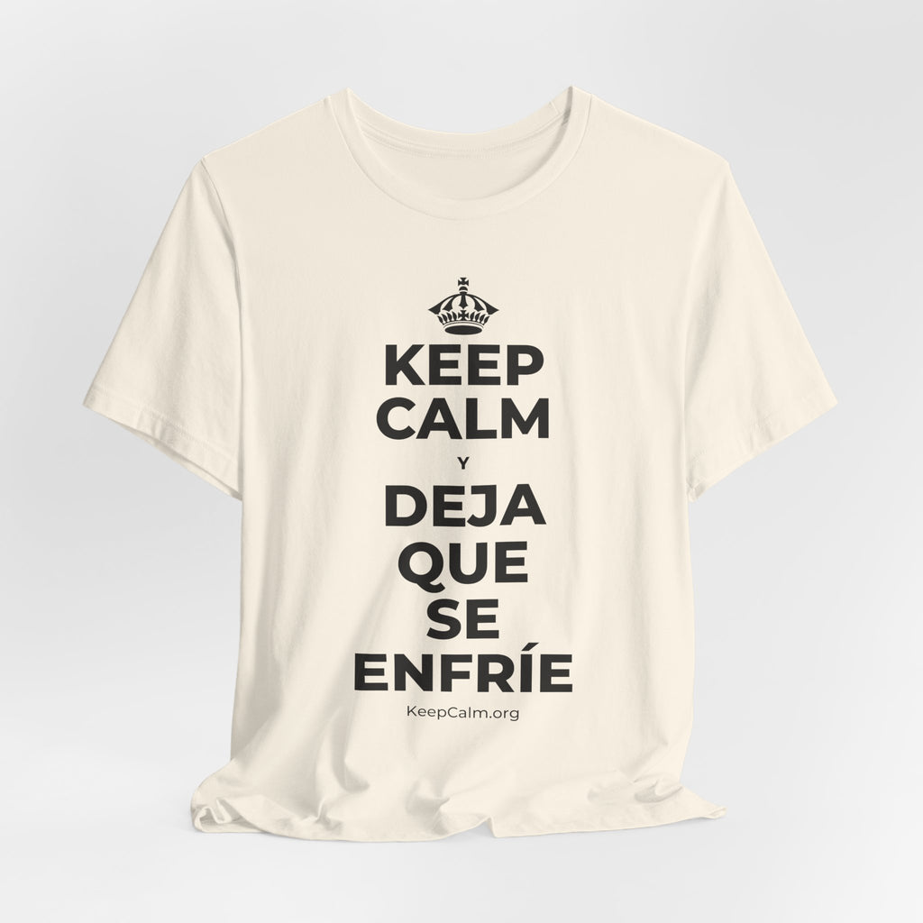 KEEP CALM Y DEJA QUE SE ENFRÍE T-Shirt (White–Asphalt)