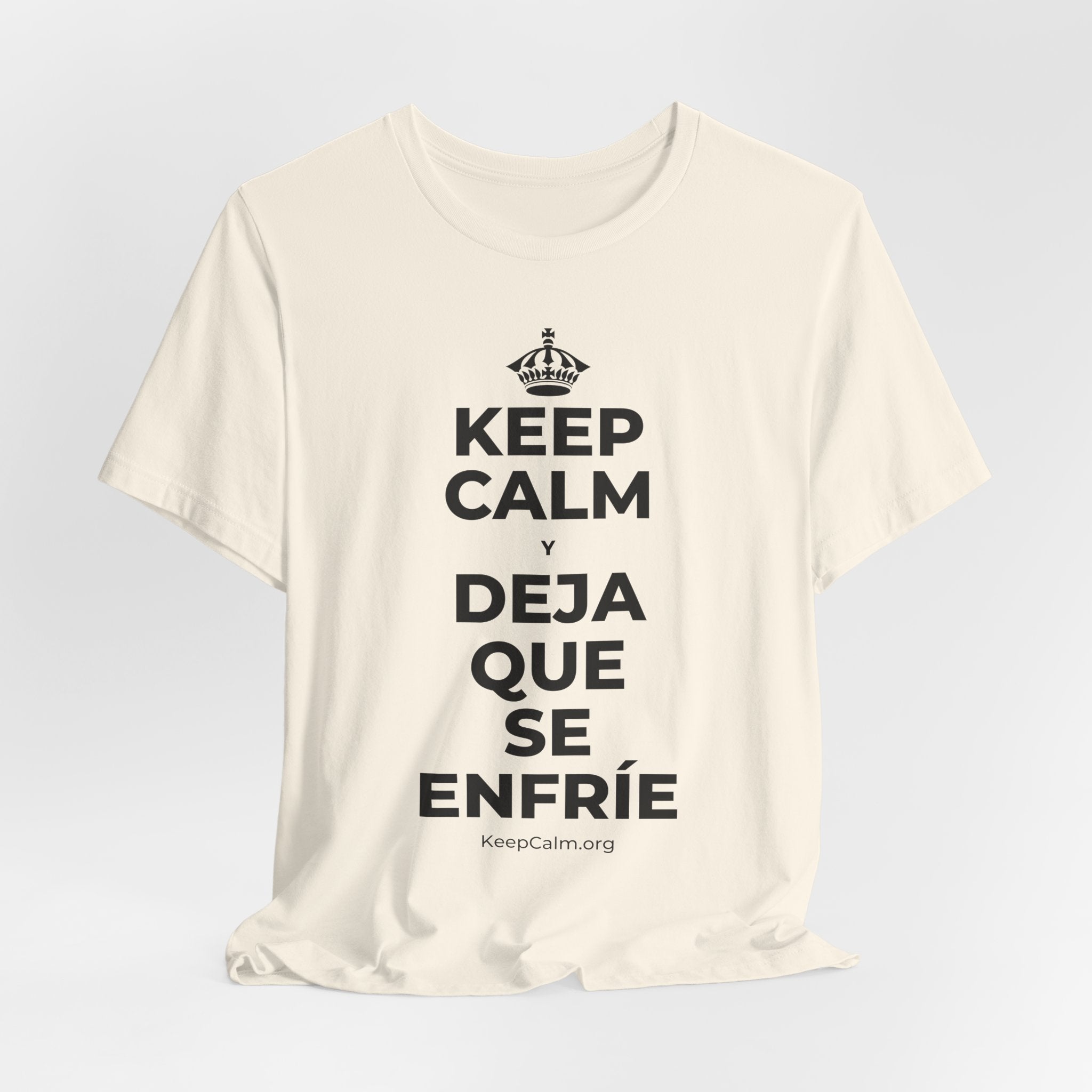 KEEP CALM Y DEJA QUE SE ENFRÍE T-Shirt (White–Asphalt)
