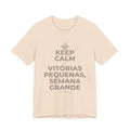 KEEP CALM E VITÓRIAS PEQUENAS, SEMANA GRANDE T-Shirt (Soft Cream–Heather Mauve)